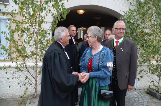 nach dem Gottesdienst musste Pfarrer Meister viele Hände schüttel´n