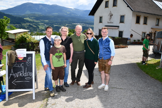 Hausherrin Reitler Melanie mit Sohn, Roman Linder mit Gattin und Labg di Bernardo