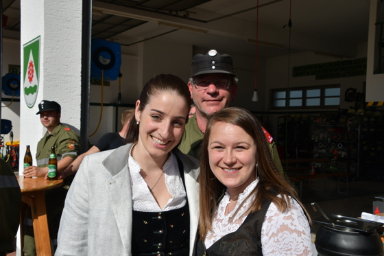 unsere zwei h&uuml;bschen Patinnen - v.l.n.: Alexandra Duschnig - Wirtin vom GH Mauthner mit Melissa Zaufenberger - Wirtin vom GH Wassermann