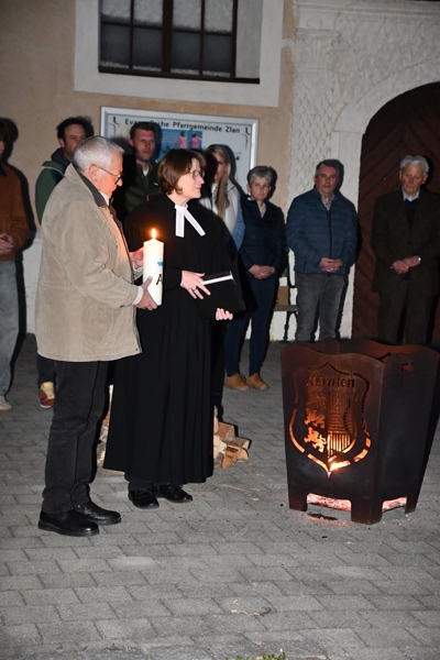 Tragen die Osterkerze gemeinsam in die Kirche - Kurator Markus Torta mit Fr Pfr Jessica Stockmann