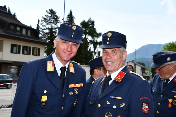 FF Kommandant Bernhard Gaggl mit Bezirkshauptmann Bernd Riepan