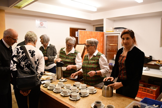 Trachtengruppe Stockenboi &uuml;bernahm die Kaffee Theke