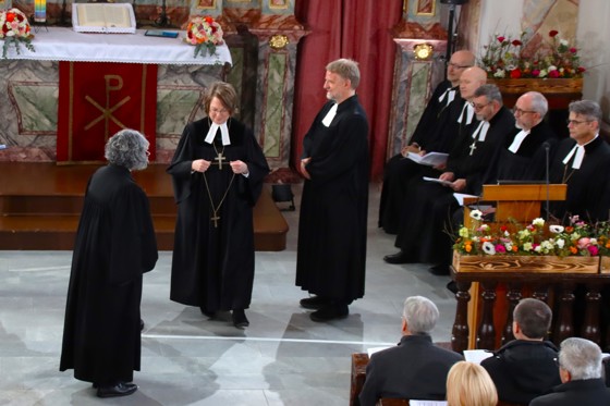 Das Kreuz als &auml;usseres Zeichen ihres Amtes