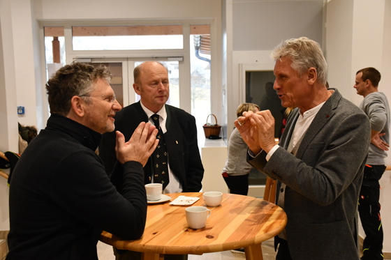 Architekt Ronacher erklärt GR Heinz Oberrauter und BGM Hans Jörg Kerschbaumer wie die Bushaltestelle nähe Kindergarten aussehen wird