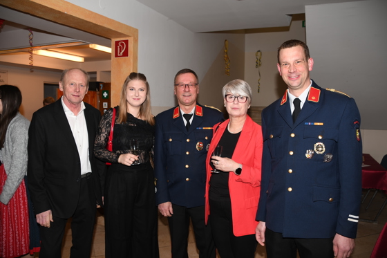 BGM Hans J&ouml;rg Kerschbaumer mit Tochter Julia und Freundin Martina, Kdt. Volkmar Buchacher und Kdt-Stv Martin Uggowitzer