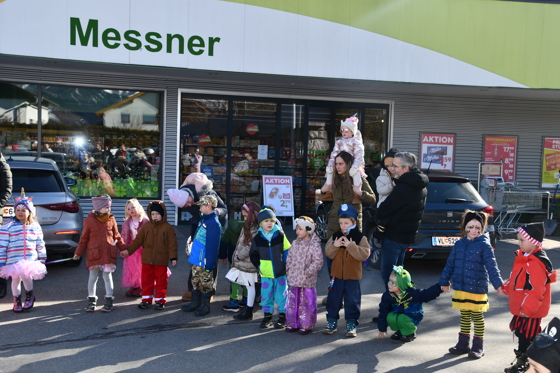 Vom ADEG Kaufhaus Messner bekommen die Kinder immer etwas s&uuml;ses