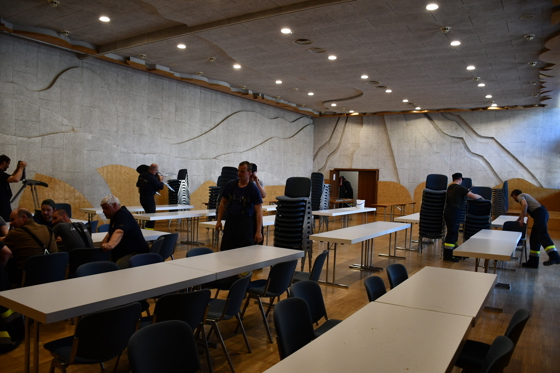 alle Helfen beim zusammenräumen