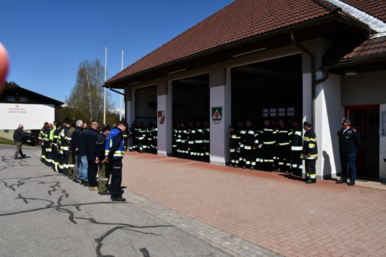 die Übung fand bei strahlenden Wetter statt so das sich die Florianis ins kühle Heim der FF Stockenboi zurückzogen